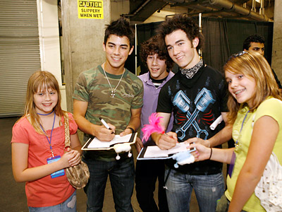 jonas-brothers-backstage-400ds0823.jpg