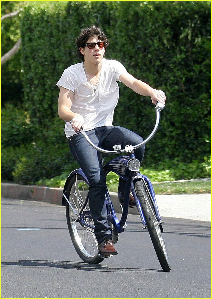jonas-brothers-bicycle-boys-02.jpg
