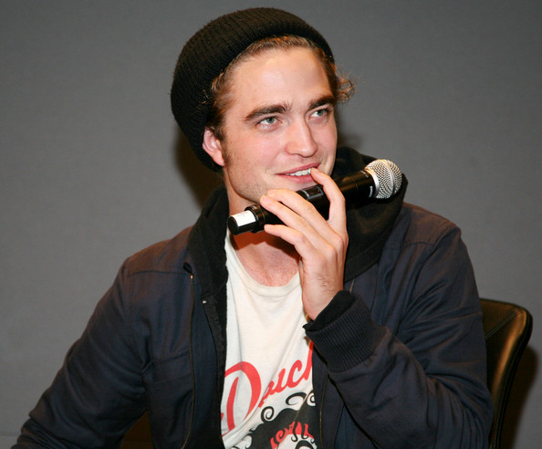 Apple+Store+Soho+Welcomes+Robert+Pattinson+vztOYO728Izl.jpg